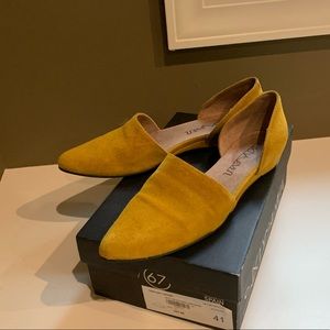 Yellow suede pumps with low heel